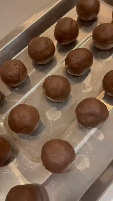 粉砕したスモアクッキーを球型にコーティング