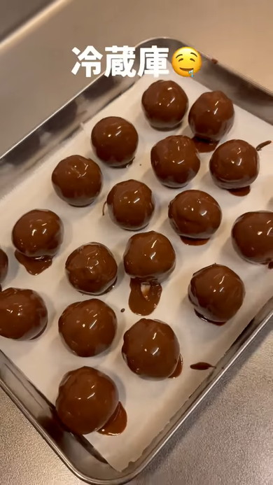 球型のクッキーのコーティングチョコレートを冷蔵庫で固める