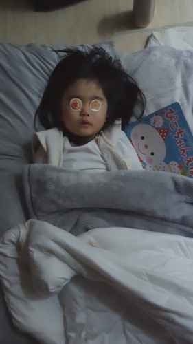 シールをまぶたに貼って眠る3歳の次女ちゃん
