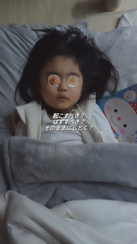 シールをまぶたに貼って眠る3歳の次女ちゃん