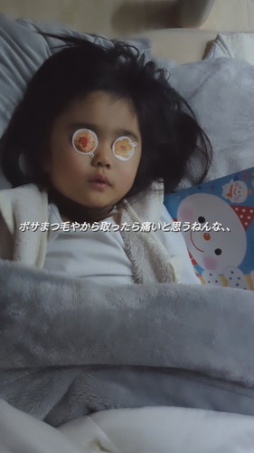 シールをまぶたに貼って眠る3歳の次女ちゃん