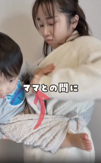 タオルの角を子どもと大人の間に引っ張りあげれば完成