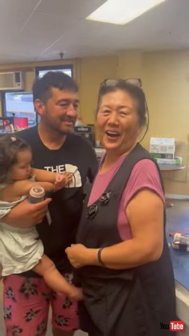 子どもを連れて23年ぶりに母親と再会した男性