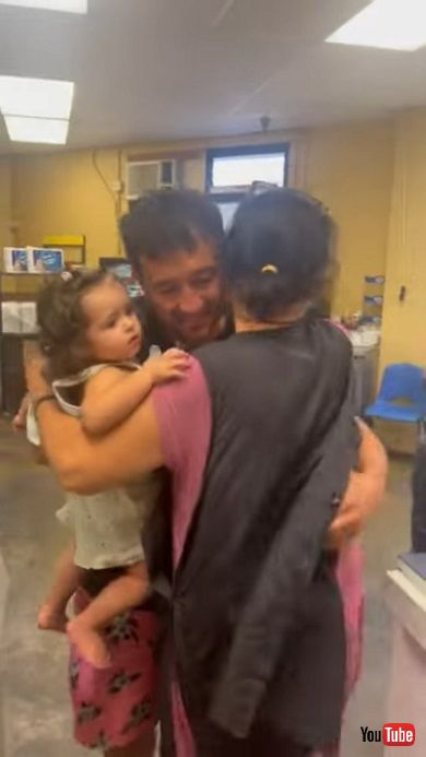 子どもを連れて23年ぶりに母親と再会した男性