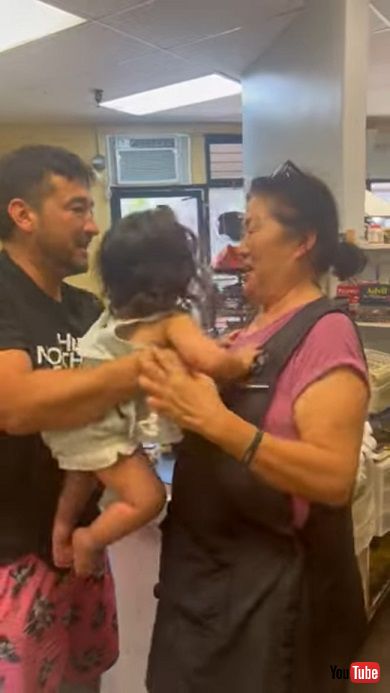 子どもを連れて23年ぶりに母親と再会した男性