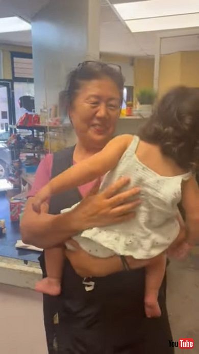 子どもを連れて23年ぶりに母親と再会した男性