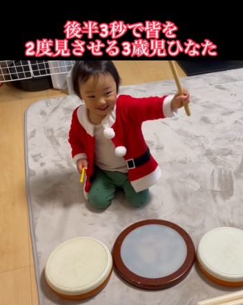 左手を振り上げる男の子