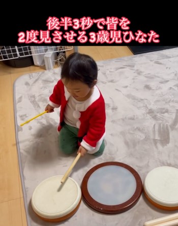 太鼓をたたく男の子