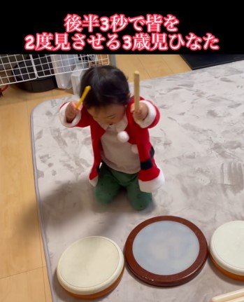 両手を振り上げる男の子
