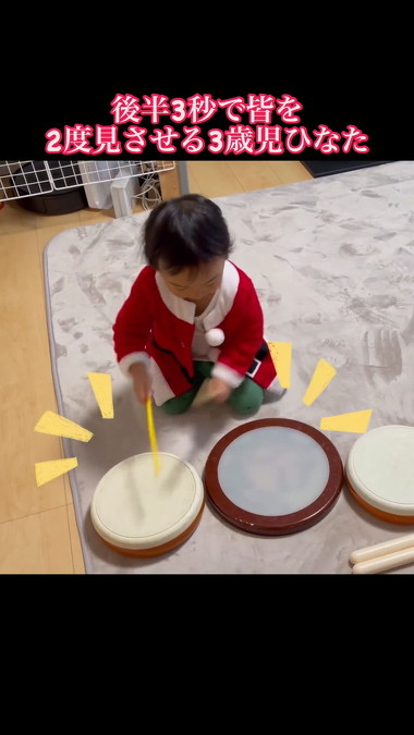 太鼓をたたく男の子