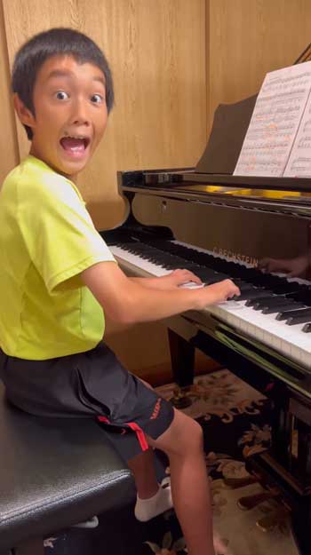 ピアノひく少年