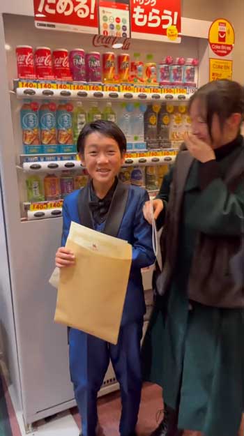 うれしそうな少年