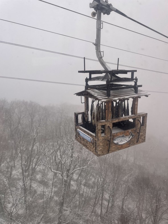 のぼりべつクマ牧場 冬の名物 トバ号 ロープウェイ リフト 鮭とば 干す 寒干し