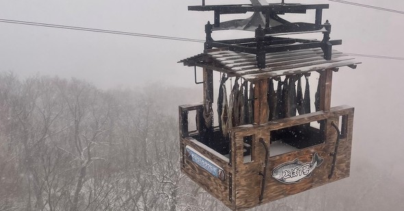 のぼりべつクマ牧場 冬の名物 トバ号 ロープウェイ リフト 鮭とば 干す 寒干し