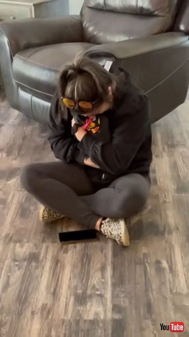 愛犬を失っためいにサプライズで新しい子犬を紹介