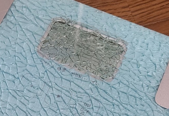 強化ガラス 体重計 オムロン強化ガラスの割れ方ってこういう感じなんですね