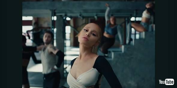 アリアナ・グランデが3年ぶりにソロでシングルを発表