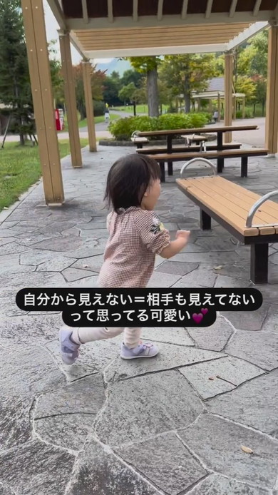 笑顔で走る2歳の女の子