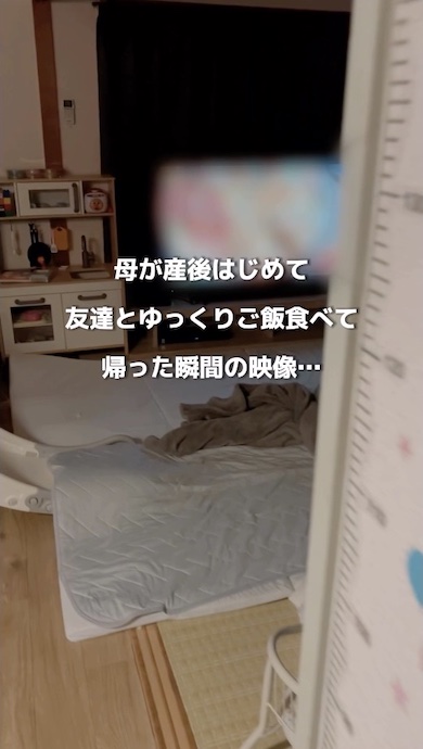 寝静まった様子のリビング