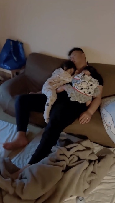 姉妹を抱いたまま眠る夫