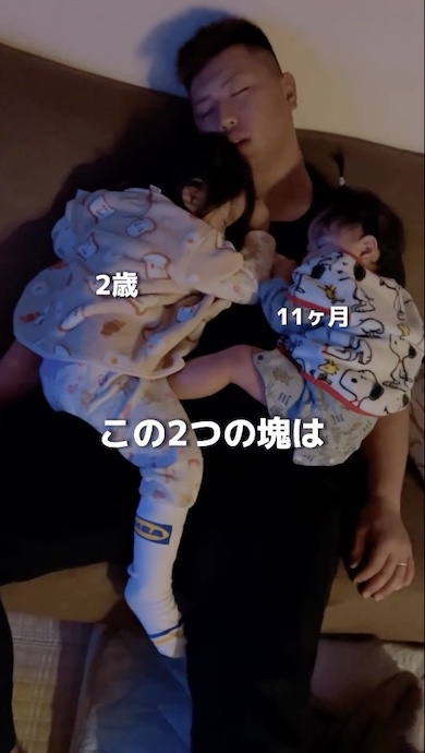父にしがみついて眠る姉妹