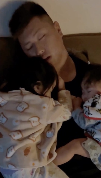 眠っている夫のアップ