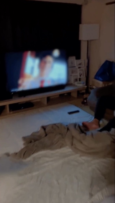 ソファに座っている男性の足