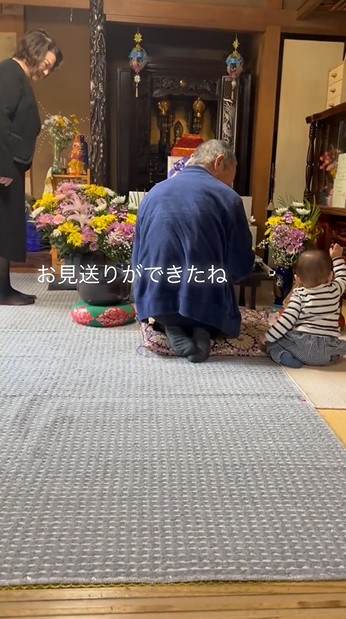 仏壇の前に座る赤ちゃん