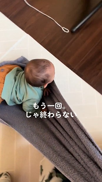 バスタオルの上に乗る赤ちゃん