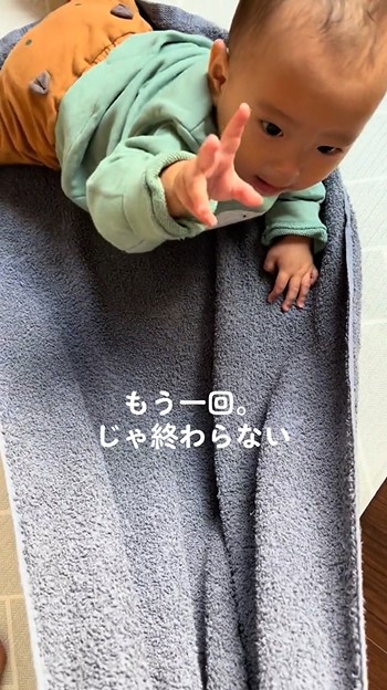 指を差し出す赤ちゃん