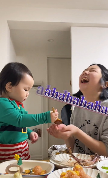 手にスープを入れる赤ちゃん