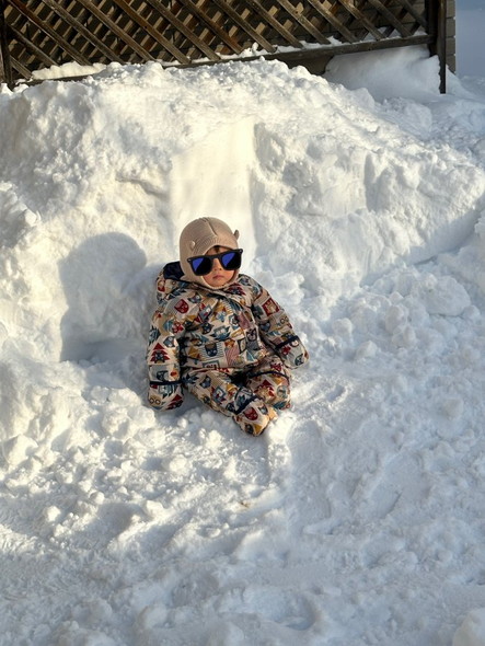 雪の中に座る子供