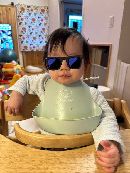 椅子にひじ置く子供