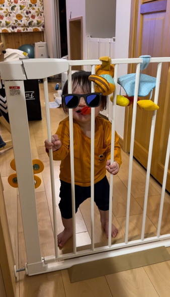 策の前で笑顔の子ども