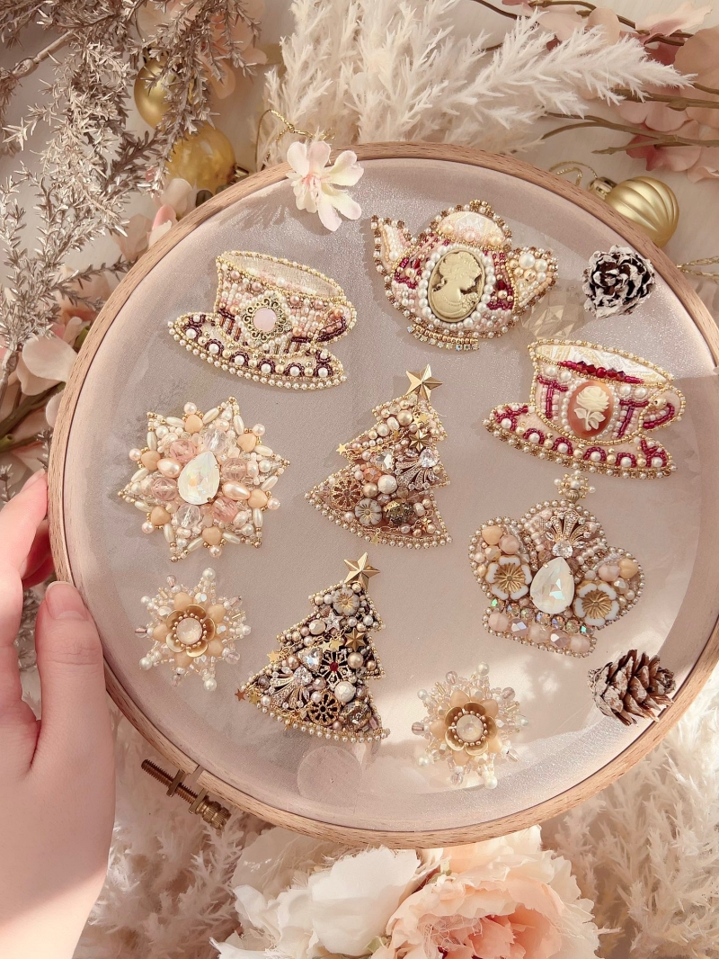 カップやポットを散りばめた「ミルクティーのビーズ刺繍」が
