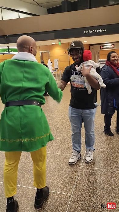 2年ぶりに会える娘をエルフの衣装を身にまといハイテンションで出迎えるパパ