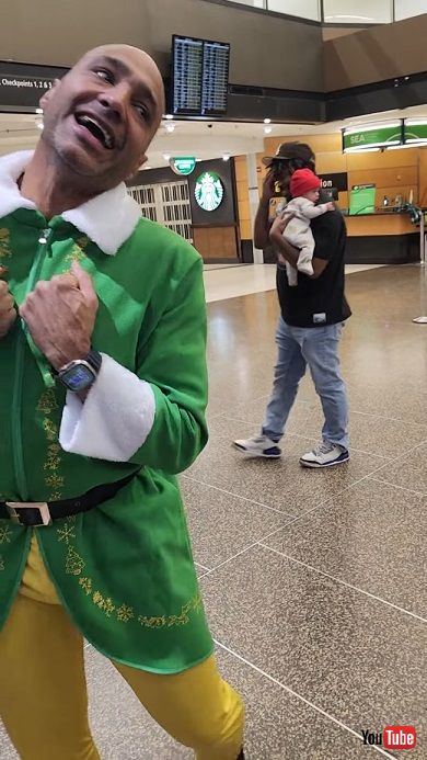 2年ぶりに会える娘をエルフの衣装を身にまといハイテンションで出迎えるパパ