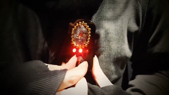 仏の顔も三度まで カウント 怒りを表明 ブローチ