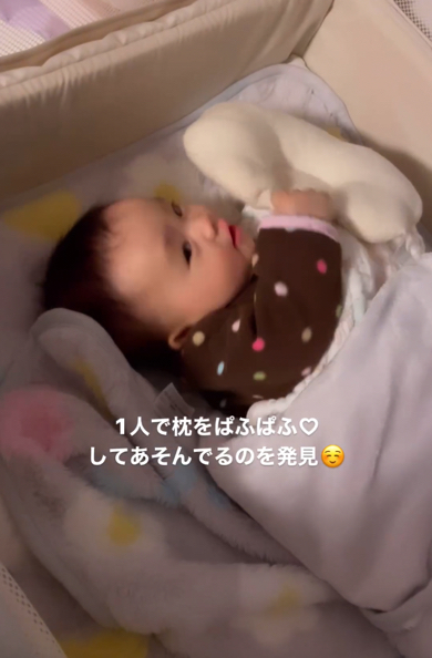 お母さんの視線に気付き振り向く赤ちゃん