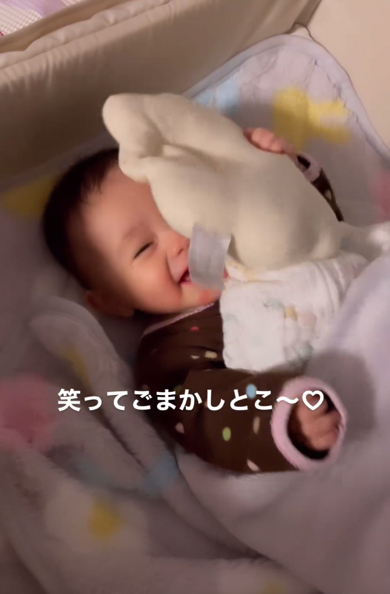 枕で顔を隠す赤ちゃん