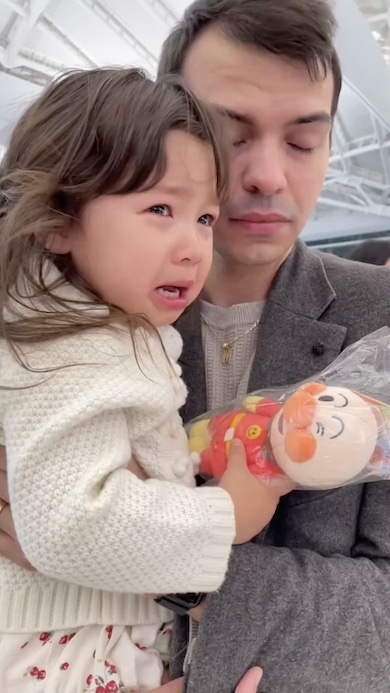 父に抱かれて泣いている女の子