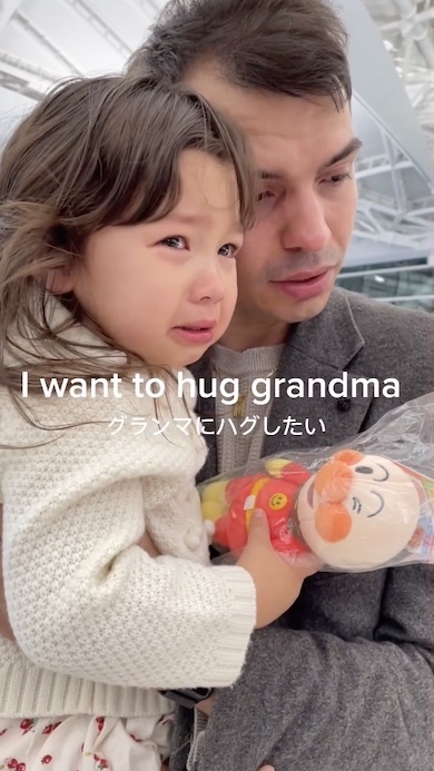 顔を寄せあって泣いている親子