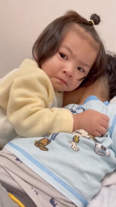 寝ている兄に近づく1歳の女の子