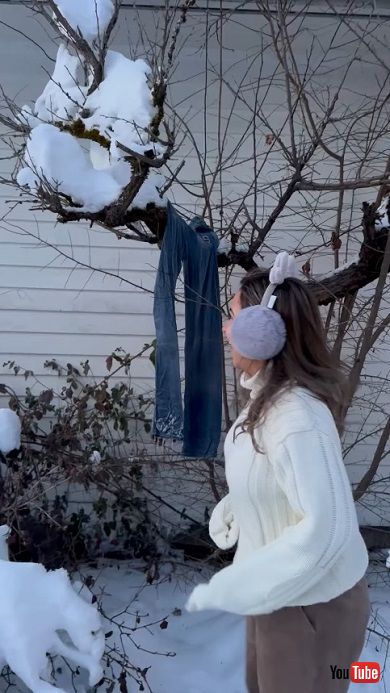 ノルウェーでズボンを凍らせる実験をして大はしゃぎするベネズエラのカップル