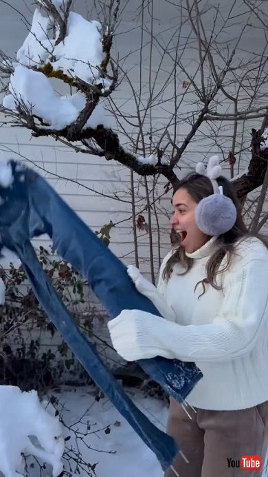 ノルウェーでズボンを凍らせる実験をして大はしゃぎするベネズエラのカップル