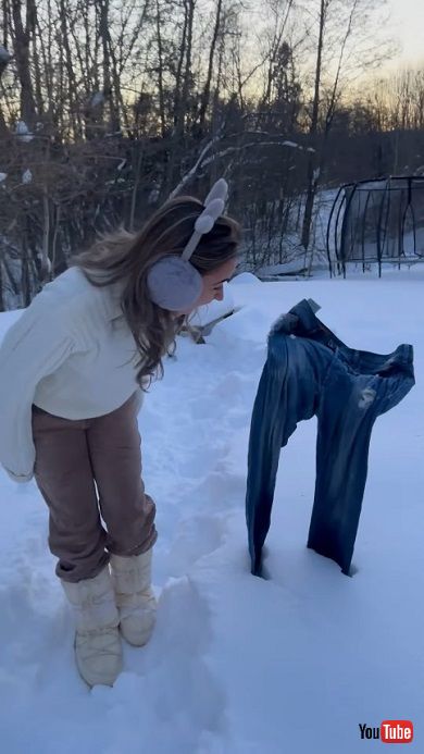 ノルウェーでズボンを凍らせる実験をして大はしゃぎするベネズエラのカップル