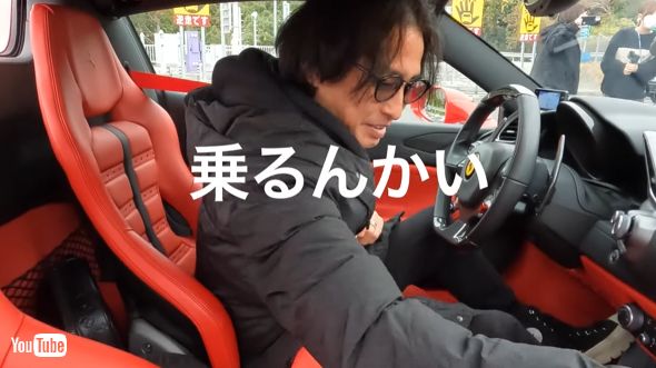 フェラーリ488スパイダーに乗る元「光GENJI」の大沢樹生