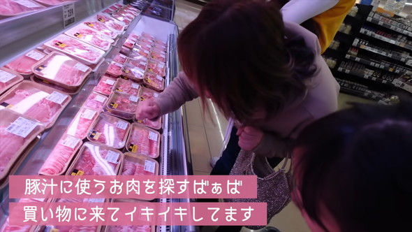 お買い物を楽しむおばあちゃん