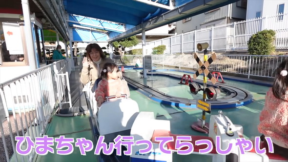 公園を楽しむ孫とおばあちゃん