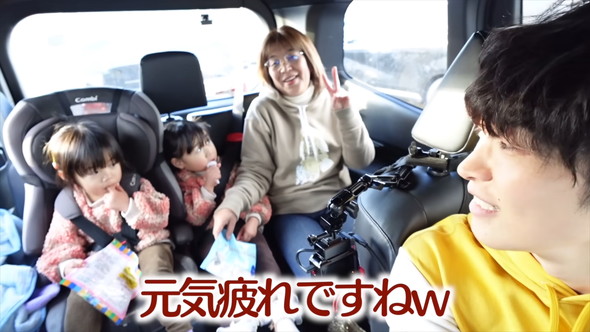 ピースサインをするおばあちゃん